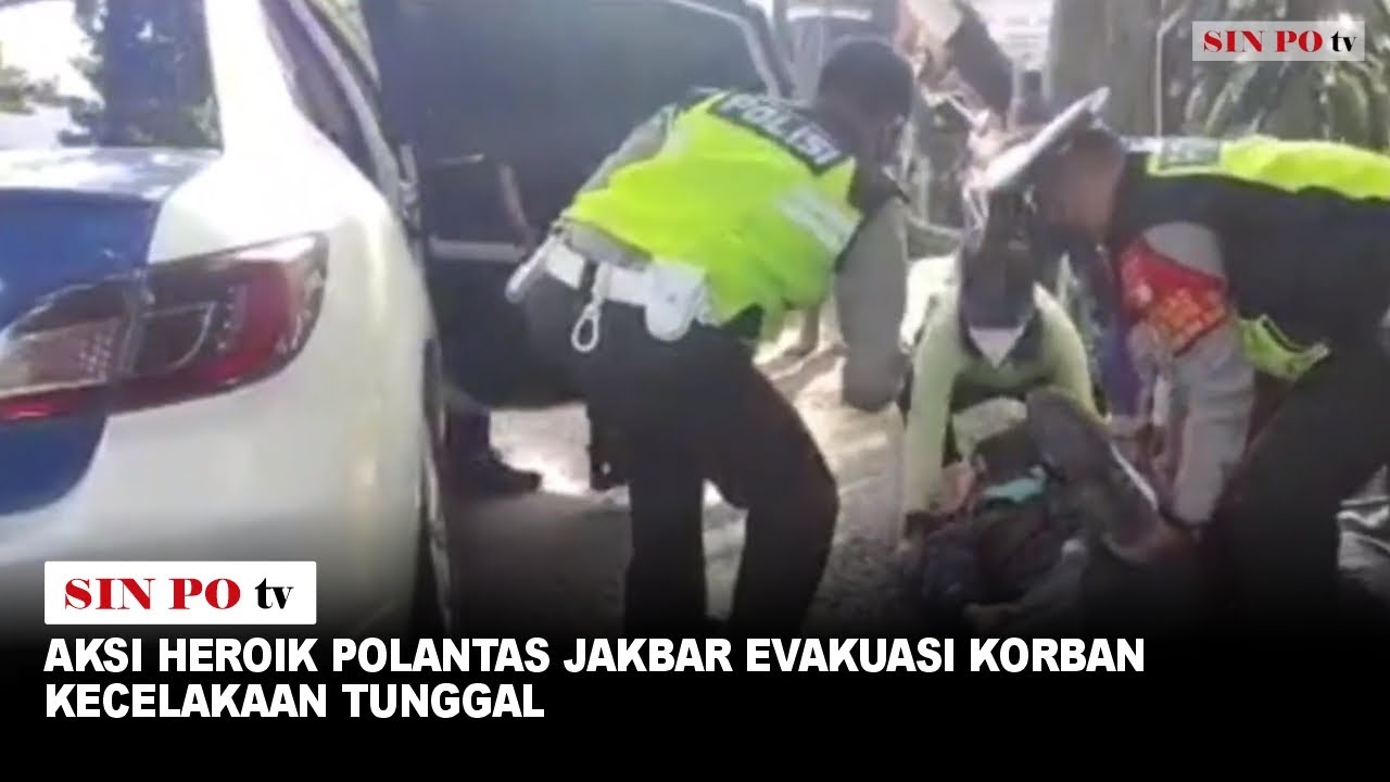 Aksi Heroik Polantas Jakbar Evakuasi Korban Kecelakaan Tunggal