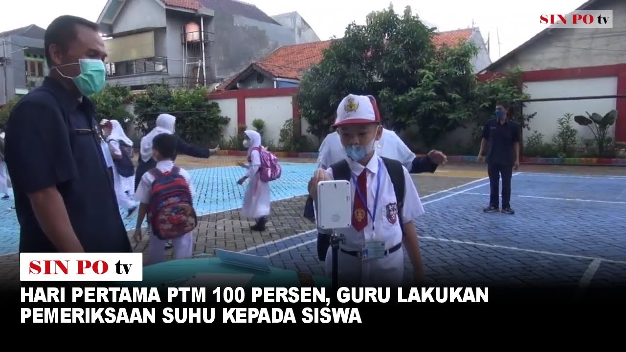 Hari Pertama Ptm 100 Persen, Guru Lakukan Pemeriksaan Suhu Kepada Siswa