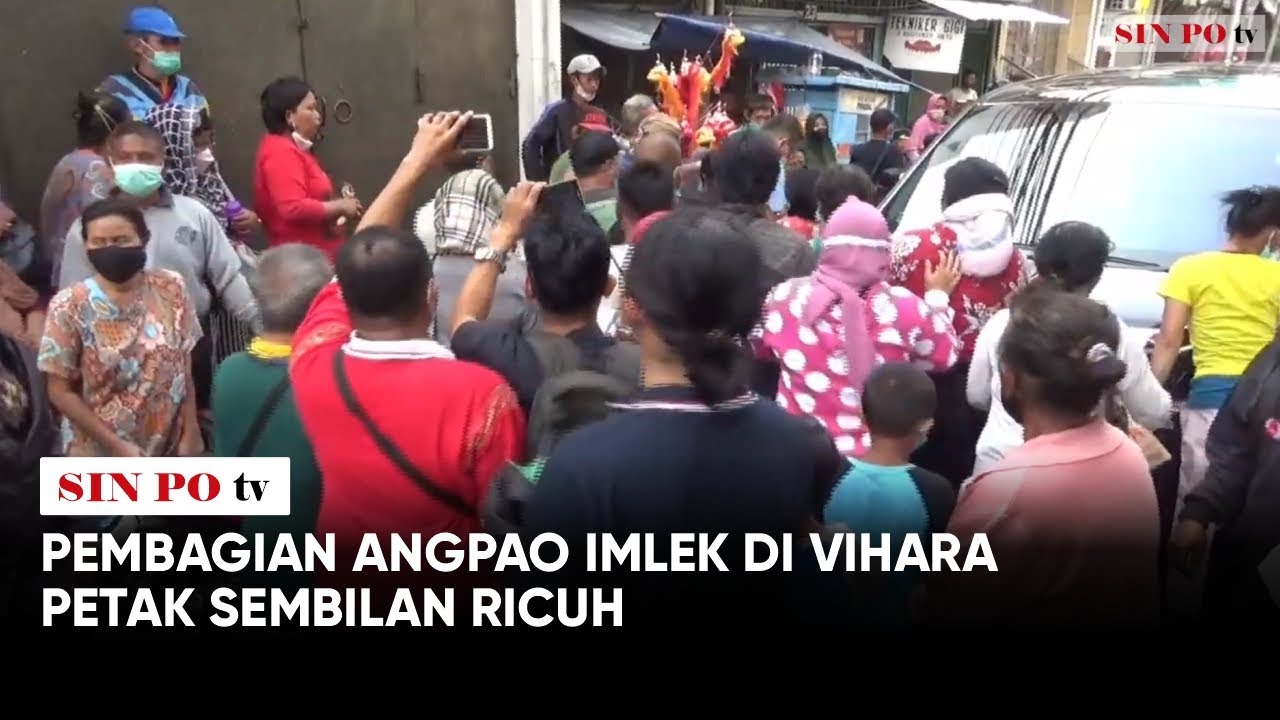 Pembagian Angpao Imlek di Vihara Petak Sembilan Ricuh