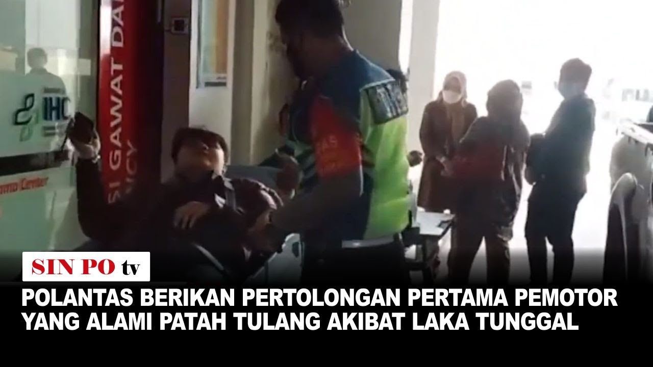 Polantas Berikan Pertolongan Pertama Pemotor Yang Alami Patah Tulang Akibat Laka Tunggal