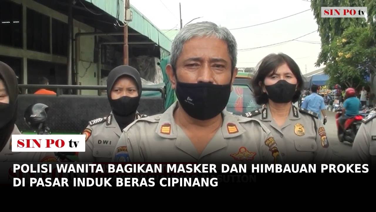 Polisi Wanita Bagikan Masker Dan Himbauan Prokes Di Pasar Induk Beras Cipinang