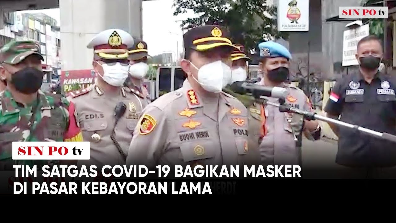 Tim Satgas Covid-19 Bagikan Masker Di Pasar Kebayoran Lama