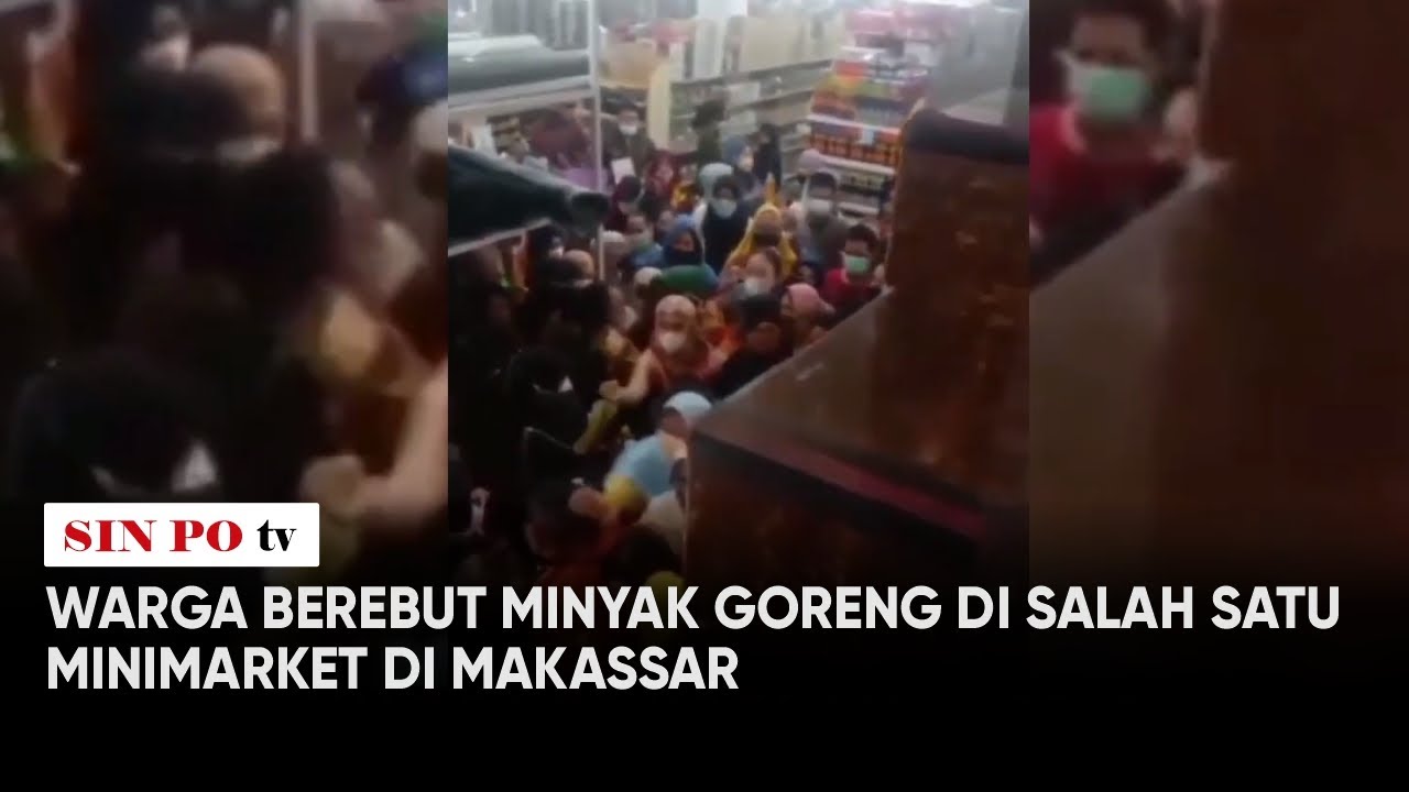 Warga Berebut Minyak Goreng di Salah Satu Minimarket di Makassar