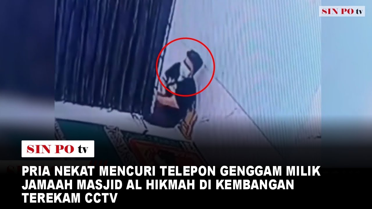 Pria Nekat Mencuri Ponsel Milik Jamaah Masjid Al-Hikmah Di Kembangan Terekam CCTV