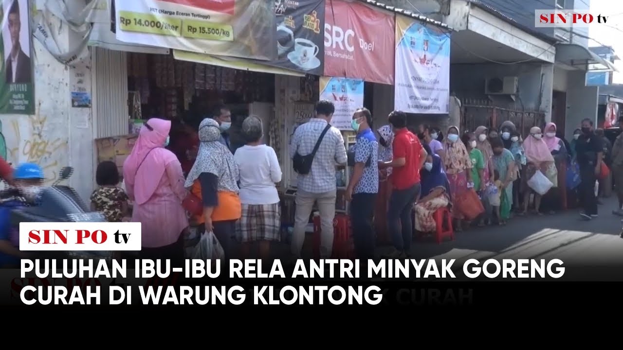 Puluhan Ibu-ibu Rela Antri Minyak Goreng Curah di Warung Klontong