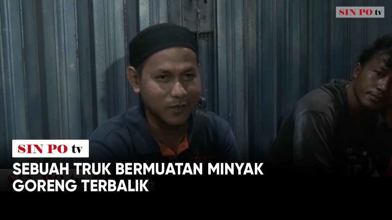 Sebuah Truk Bermuatan Minyak Goreng Terbalik