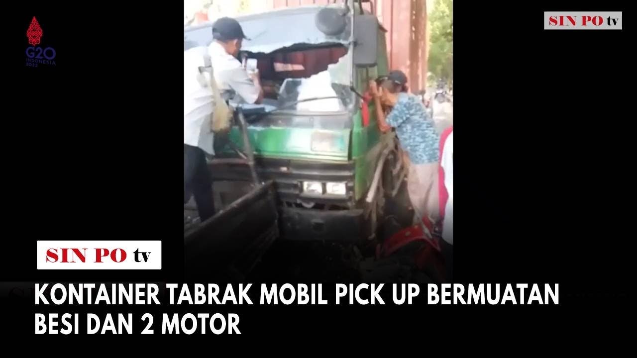 Kontainer Menabrak Mobil Pick Up Bermuatan Besi Dan 2 Motor