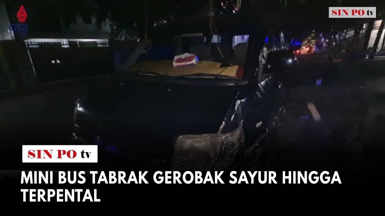 Mini Bus Tabrak Gerobak Sayur Hingga Terpental