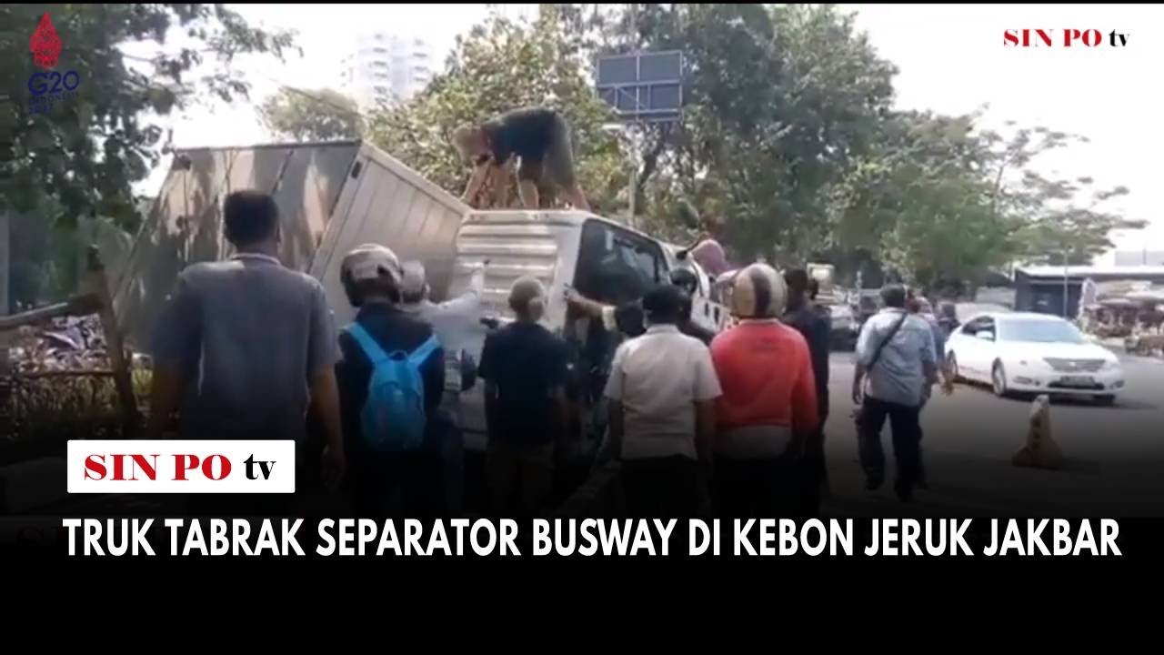 Truk Tabrak Separator Busway Di Kebon Jeruk Jakbar