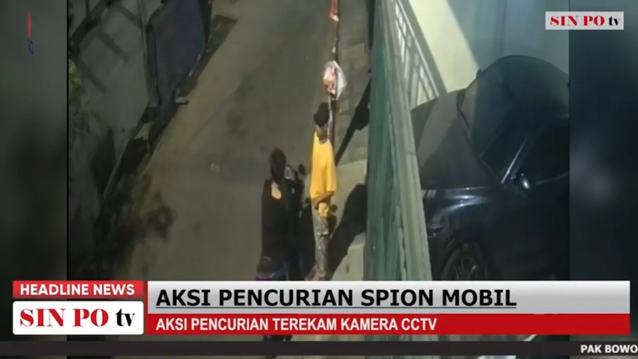 Aksi Pencurian Spion Mobil Terekam CCTV