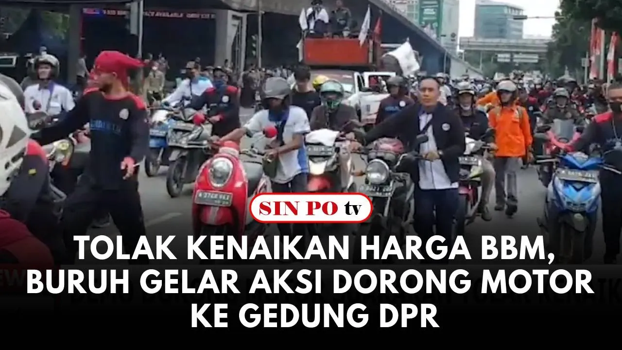 Demo Tolak Kenaikan Harga BBM, Buruh Gelar Aksi Dorong Motor Ke gedung DPR