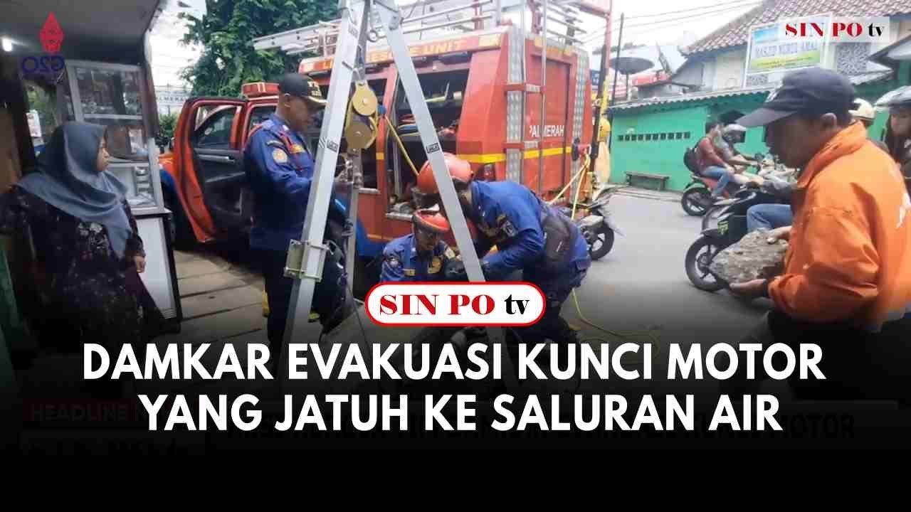 Damkar Evakuasi Kunci Motor Yang Jatuh Ke Saluran Air