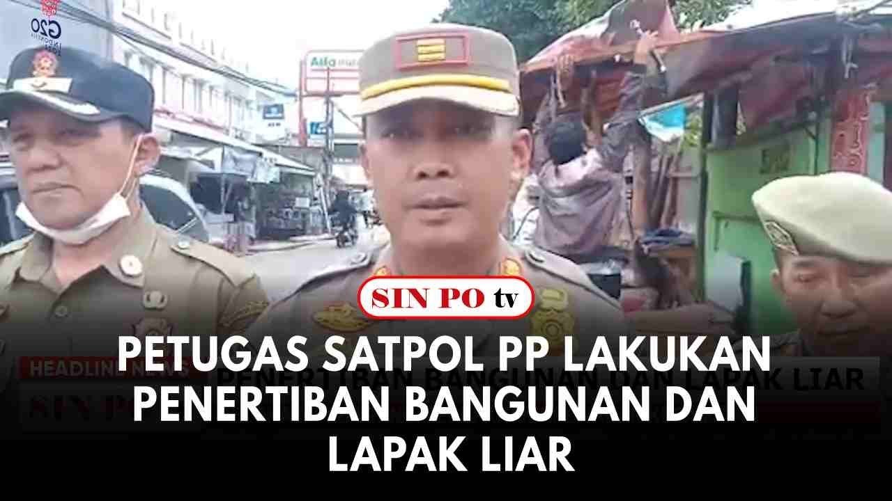 Petugas Satpol PP Lakukan Penertiban Bangunan Dan Lapak Liar