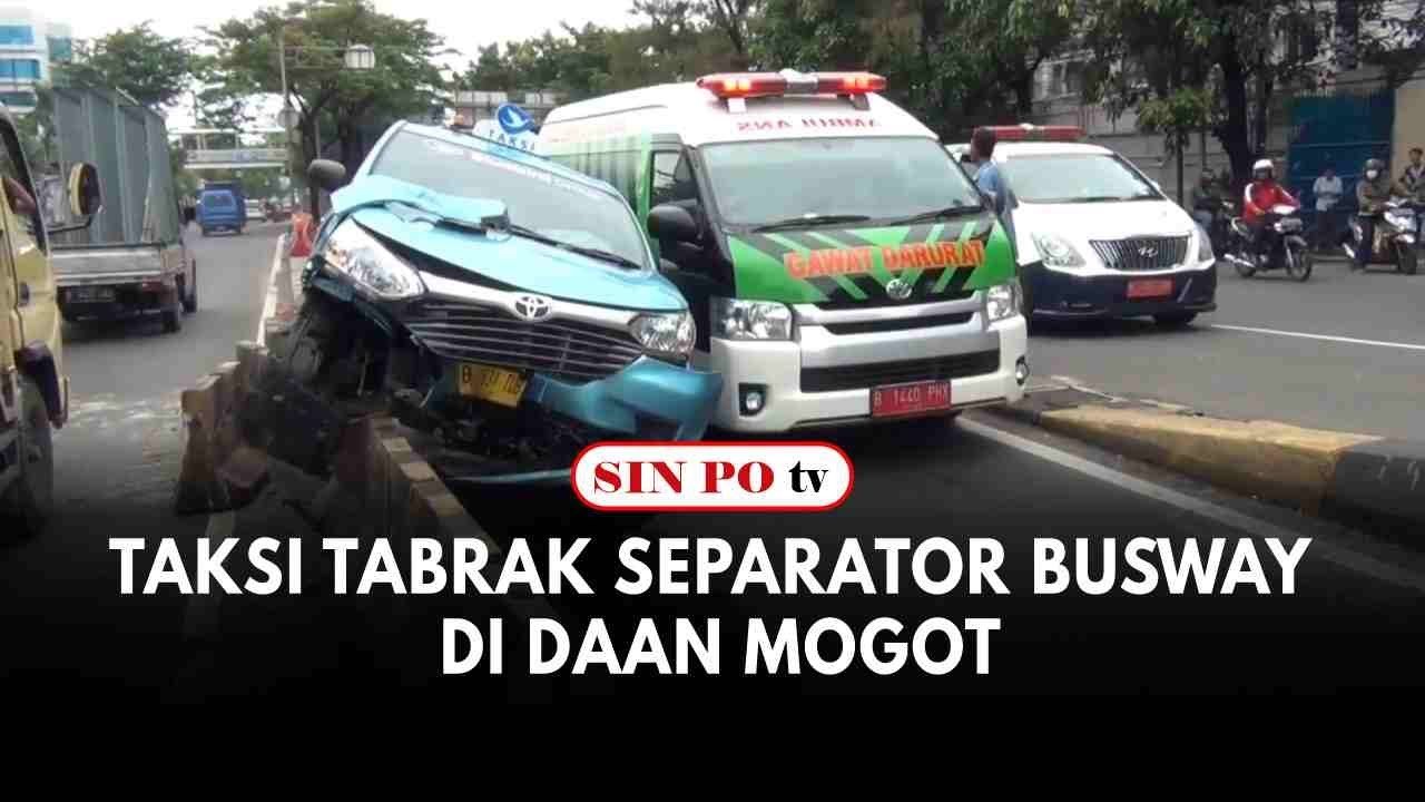 Taksi Tabrak Separator Busway Di Daan Mogot