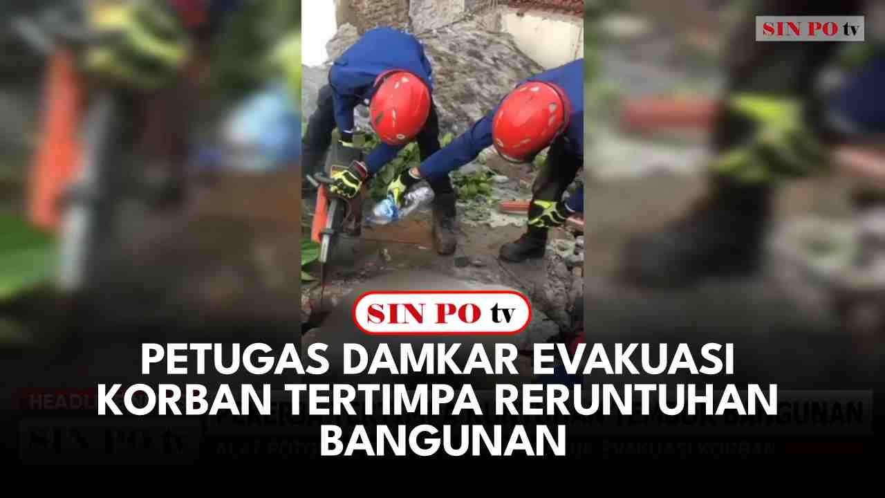 Petugas Damkar Evakuasi Korban Tertimpa Reruntuhan Bangunan