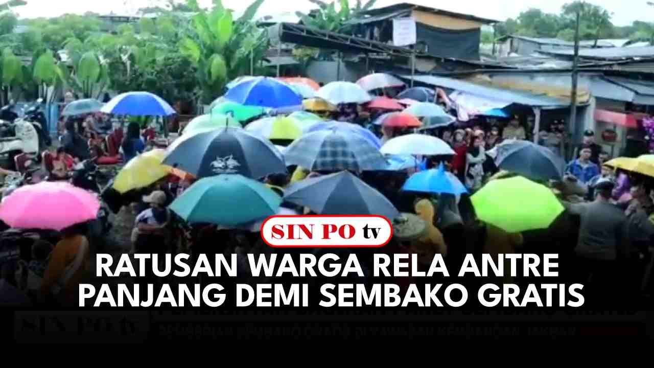 Ratusan Warga Rela Antre Panjang Demi Sembako Gratis