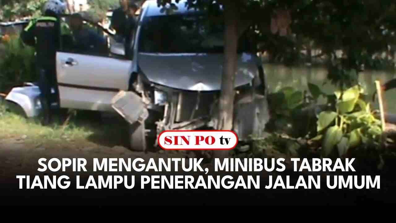 Sopir Mengantuk, Minibus Tabrak Tiang Lampu Penerangan Jalan Umum