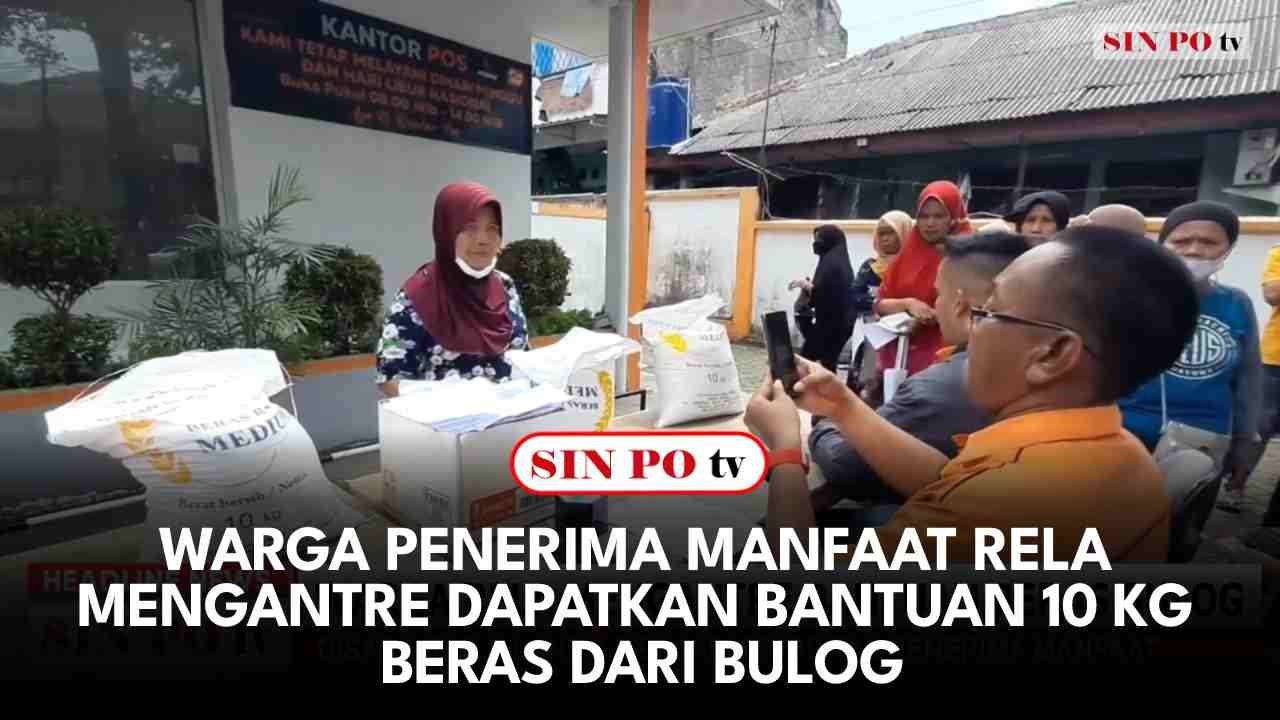 Warga Penerima Manfaat Rela Mengantre Dapatkan Bantuan 10 Kg Beras Dari Bulog