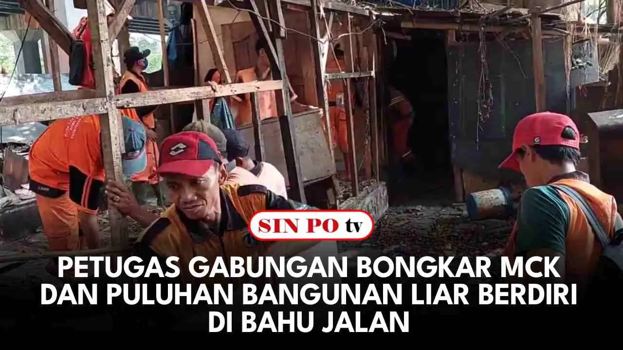 Petugas Gabungan Bongkar MCK Dan Puluhan Bangunan Liar Berdiri Di Bahu Jalan