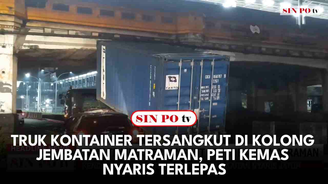 Truk Kontainer Tersangkut Di Kolong Jembatan Matraman