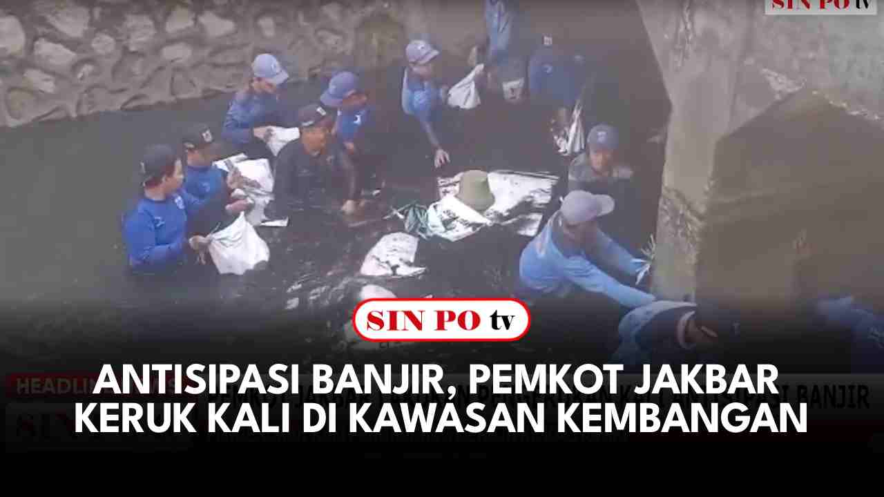 Antisipasi Banjir, Pemkot Jakbar Keruk Kali di Kawasan Kembangan