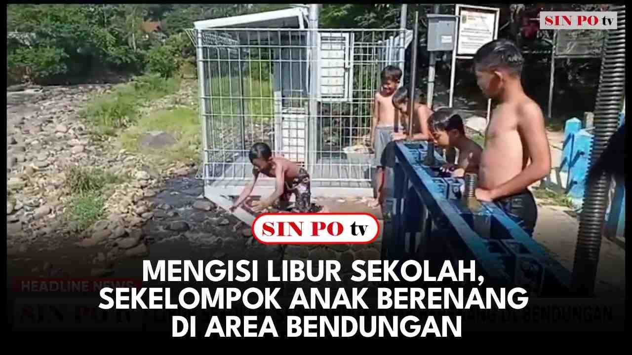 Mengisi Libur Sekolah, Sekelompok Anak Berenang di Area Bendungan