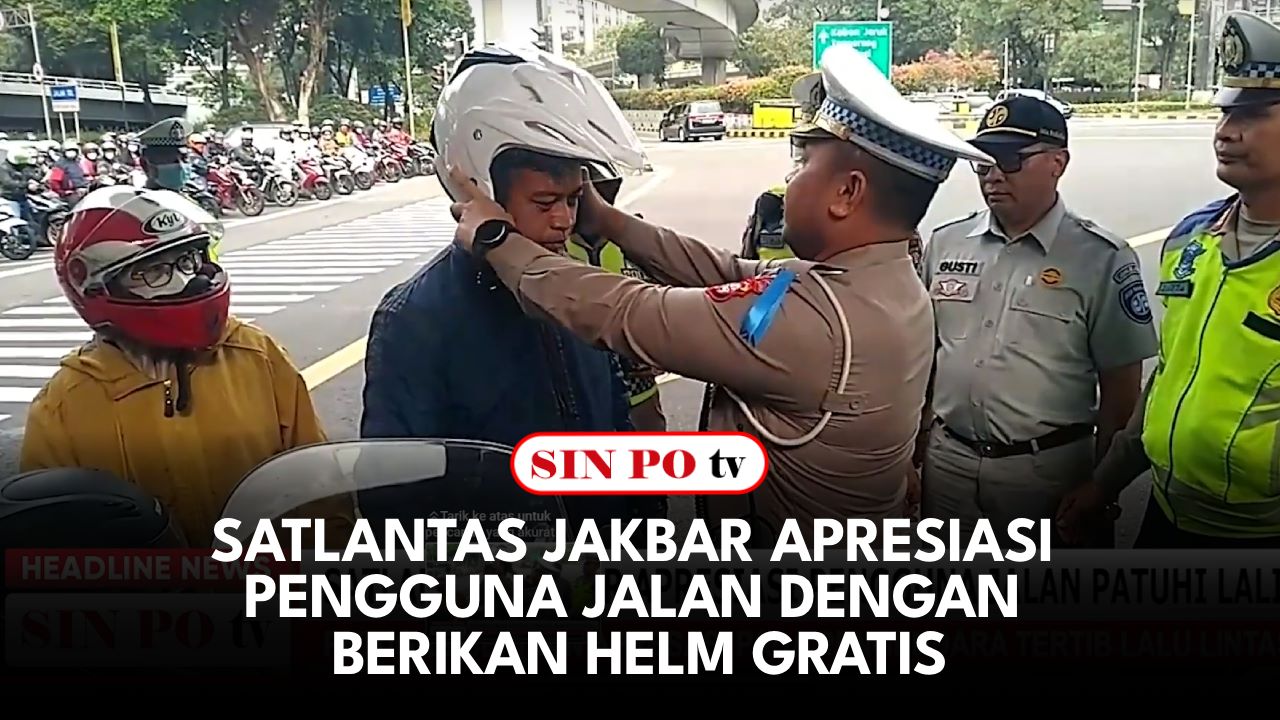 Satlantas Jakbar Apresiasi Pengguna Jalan Dengan Berikan Helm Gratis