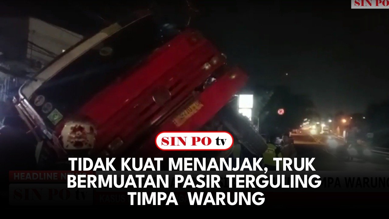 Tidak Kuat Menanjak, Truk Bermuatan Pasir Terguling Timpa  Warung