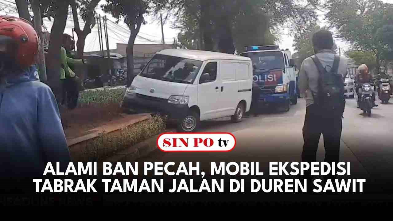 Alami Ban Pecah, Mobil Ekspedisi Tabrak Taman Jalan di Duren Sawit