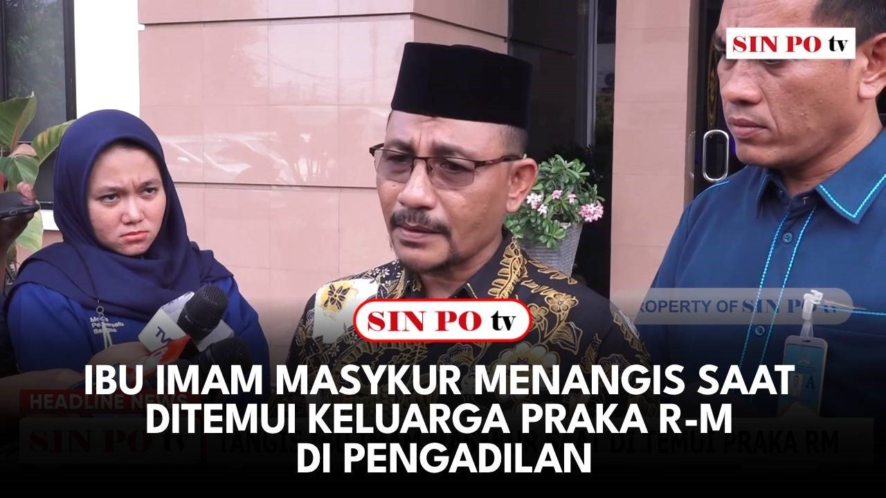 Ibu Imam Masykur Menangis Saat Ditemui Keluarga Praka R-M Di Pengadilan