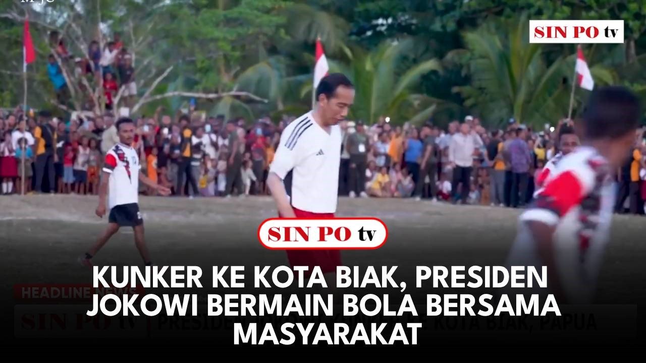 Kunker ke Kota Biak, Presiden Jokowi Bermain Bola Bersama Masyarakat