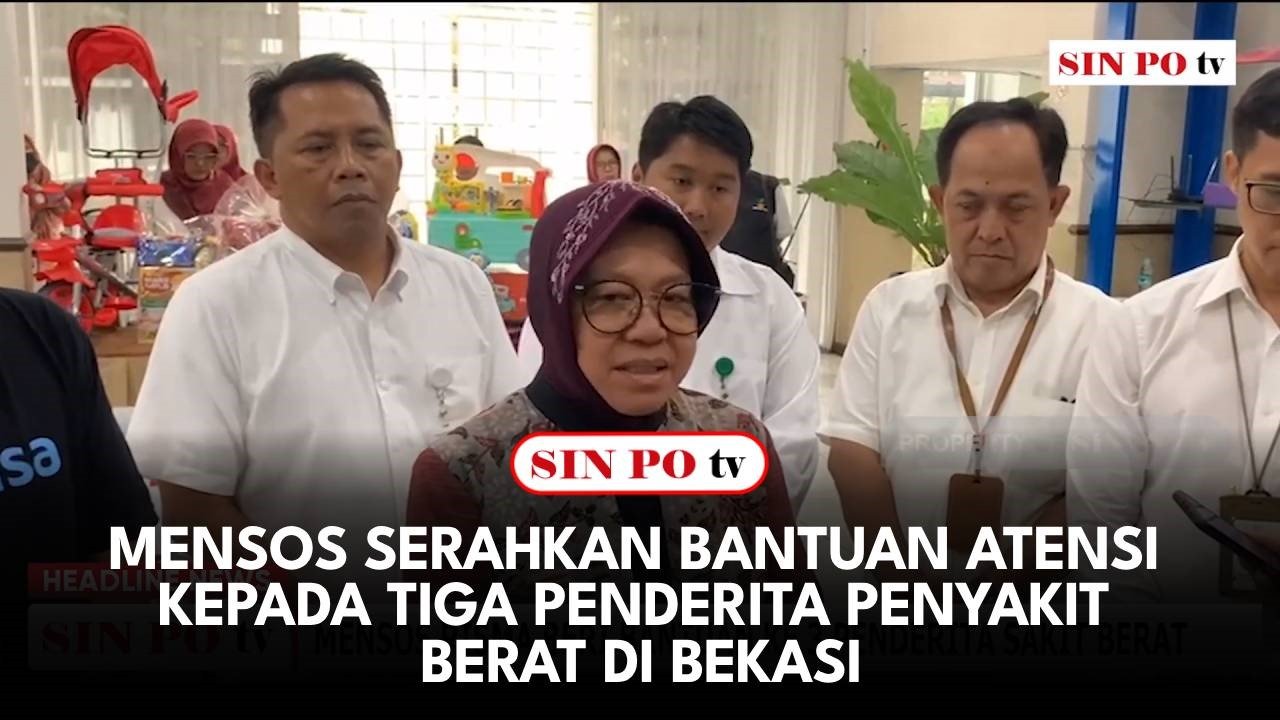 Mensos Serahkan Bantuan Atensi Kepada Tiga Penderita Penyakit Berat di Bekasi