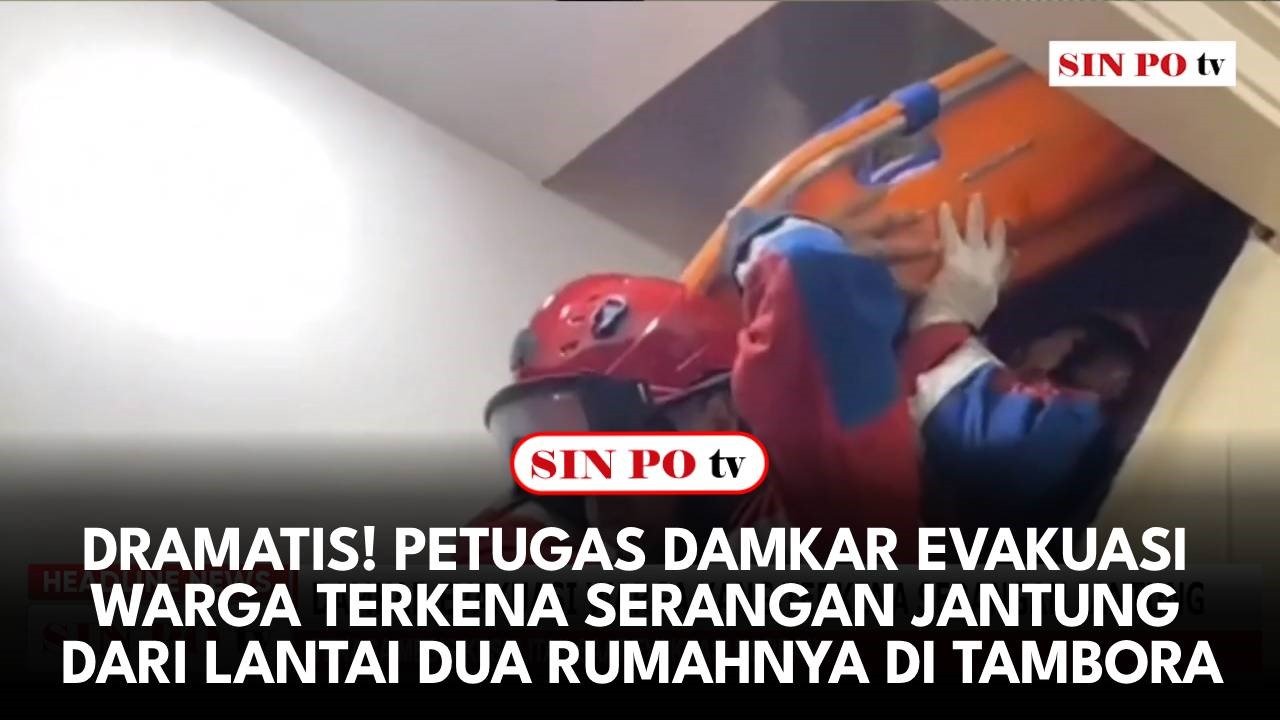 Dramatis! Petugas Damkar Evakuasi Warga Terkena Serangan Jantung Dari Lantai Dua Rumahnya di Tambora