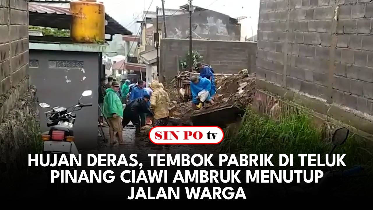 Hujan Deras, Tembok Pabrik Di Teluk Pinang Ciawi Ambruk Menutup Jalan Warga