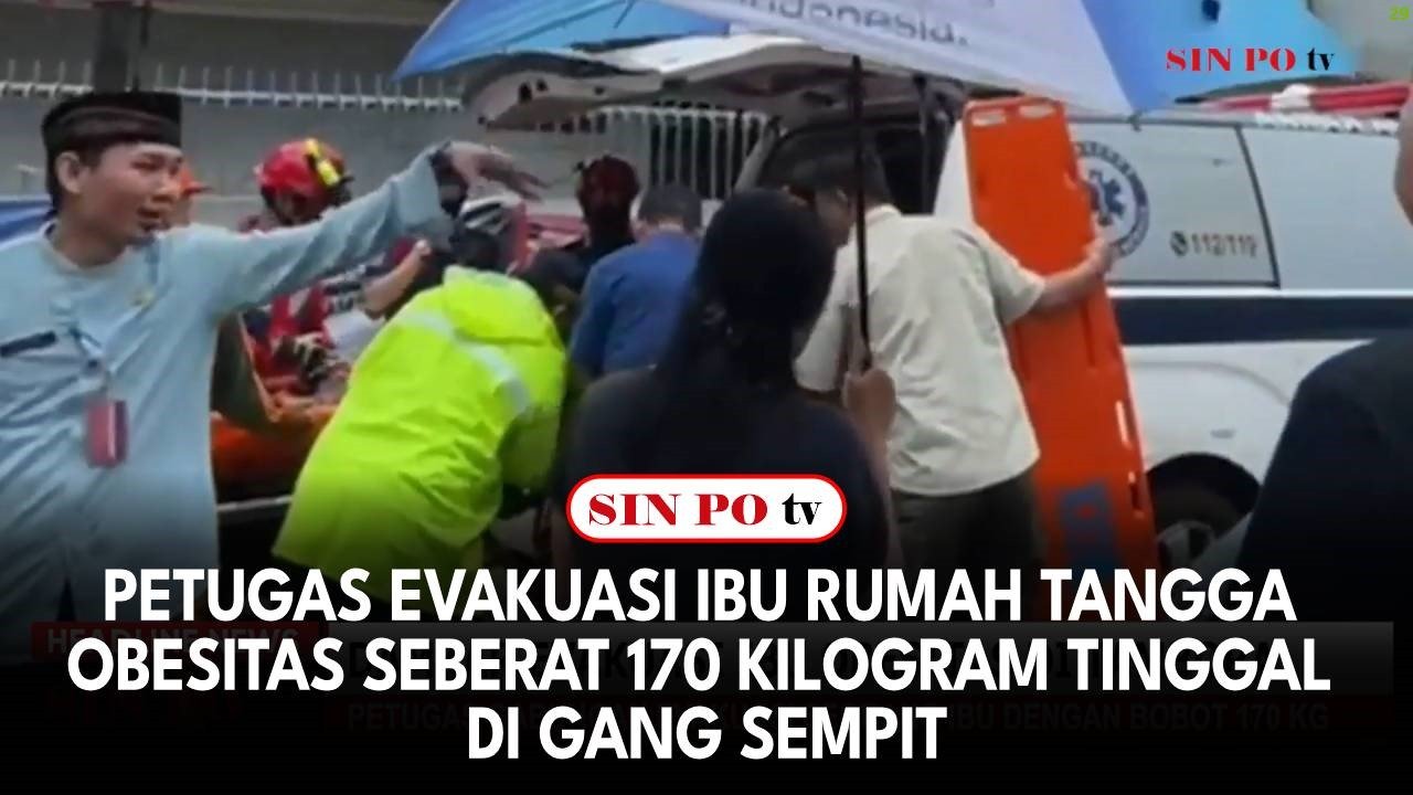 Petugas Evakuasi Ibu Rumah Tangga Obesitas Seberat 170 Kilogram Tinggal di Gang Sempit