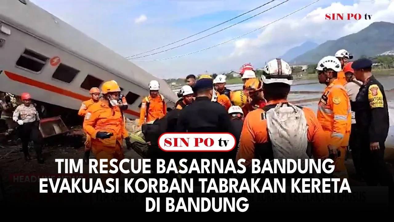 Tim Rescue Basarnas Bandung Evakuasi Korban Tabrakan Kereta Di Bandung