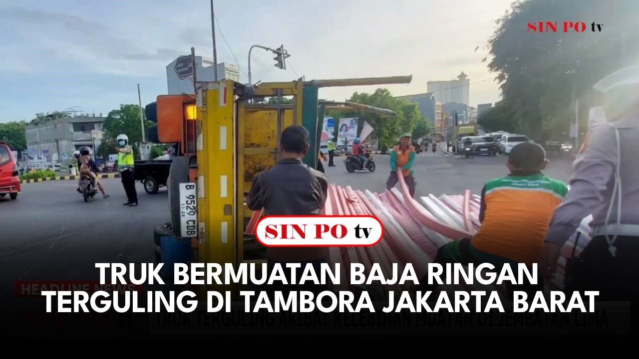 Truk Bermuatan Baja Ringan Terguling Di Tambora Jakarta Barat