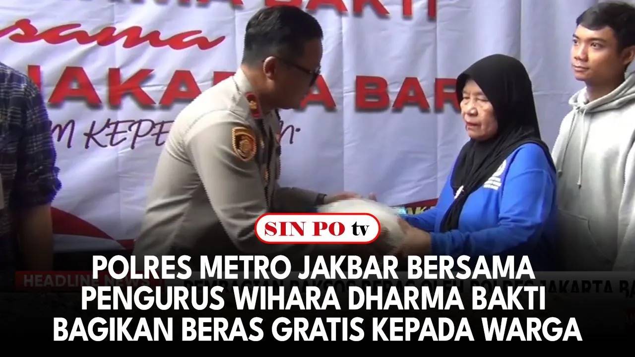 Polres Metro Jakbar Bersama Pengurus Wihara Dharma Bakti Bagikan Beras Gratis Kepada Warga