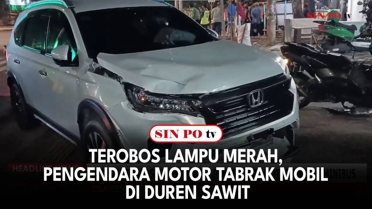 Terobos Lampu Merah, Pengendara Motor Tabrak Mobil di Duren Sawit