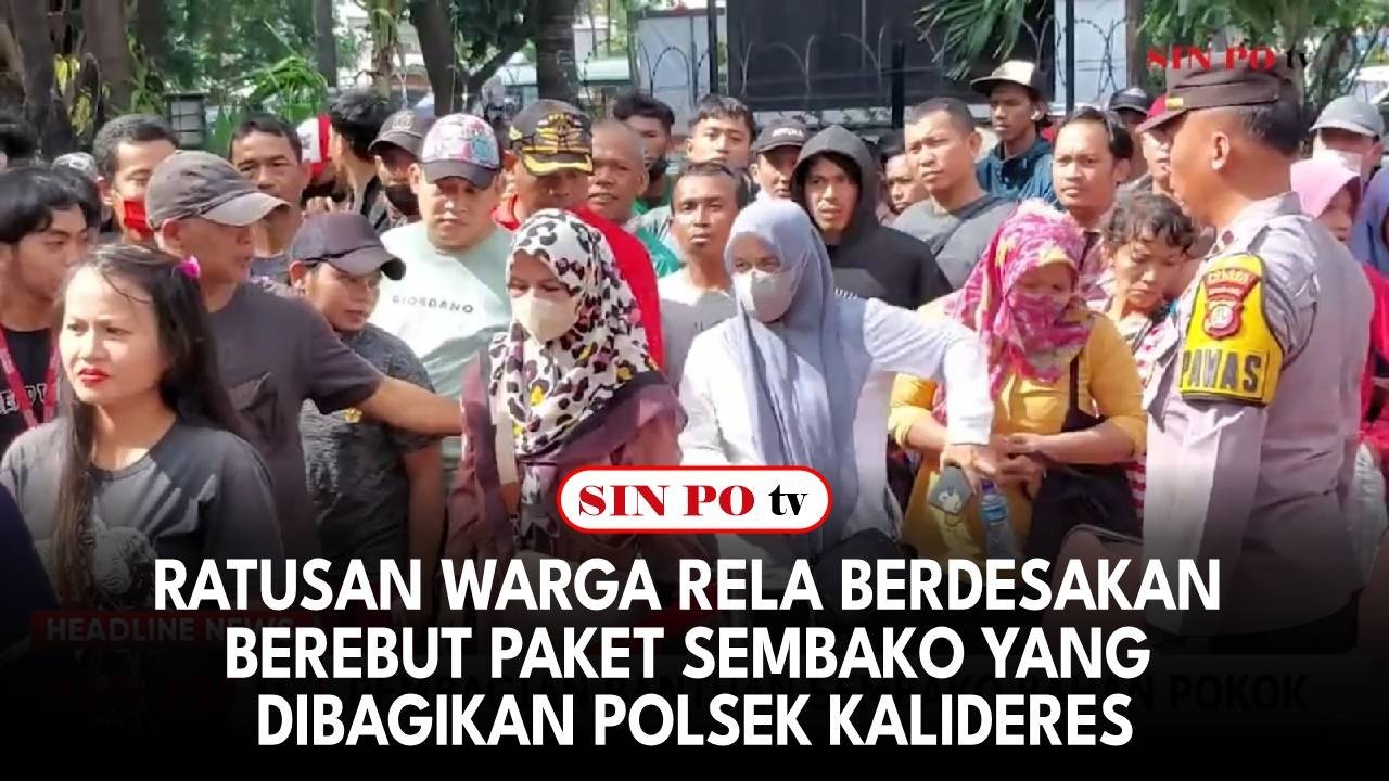 Ratusan Warga Rela Berdesakan Berebut Paket Sembako yang Dibagikan Polsek Kalideres