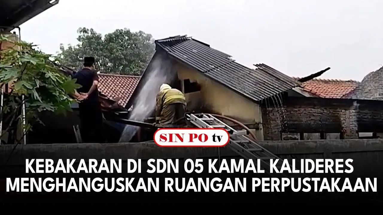 Diduga akibat konsleting listrik sebuah ruang Perpustakaan dan Musolah di dalam area Sekolah Sdn 05 Kamal Kalideres Jakarta Barat pagi tadi terbakar