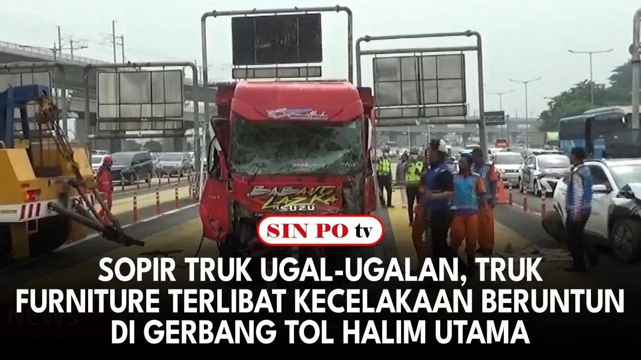 Diduga akibat aksi ugal ugalan supir truk pengangkut furniture menabrak enam kendaraan lainnya di gerbang tol Halim Utama Jakarta Timur pada Rabu pagi