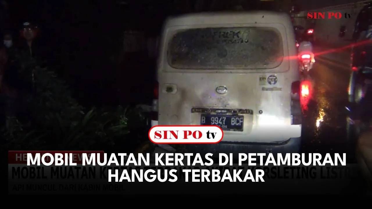 Mobil Muatan Kertas di Petamburan Hangus Terbakar