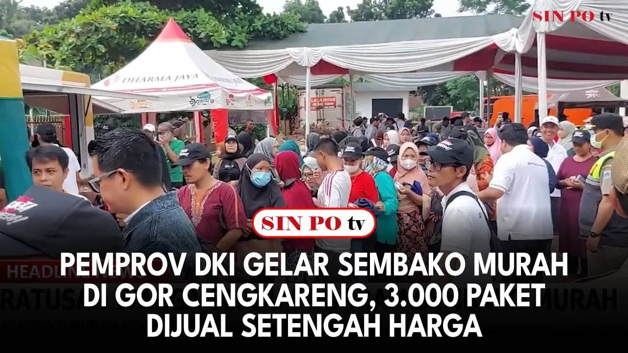 Ratusan warga serbu program sembako murah yang digelar PEMPROV DKI Jakarta di Gelanggang Olahraga Cengkareng Jakarta Barat.