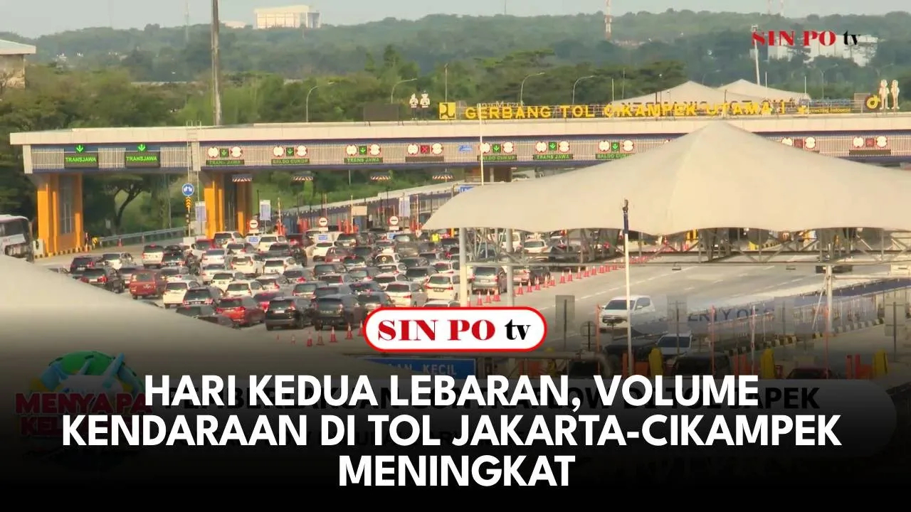 Kamis siang arus kendaraan di ruas tol Jakarta-Cikampek Karawang Jawa Barat mengalamai kepadatan di hari kedua lebaran