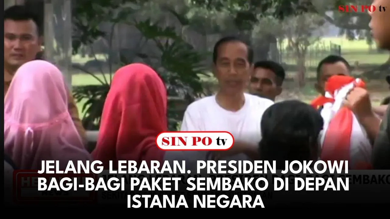 Jelang Lebaran, Presiden Jokowi Bagi-Bagi Paket Sembako di Depan Istana Negara