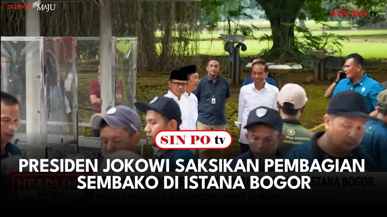 Presiden Joko Widodo turut menyaksikan penyerahan bantuan paket sembako untuk warga di sekitar Istana Kepresidenan Bogor Jawa Barat. Ribuan masyarakat tampak antusias ikut mengantre demi mendapatkan bantuan sembako