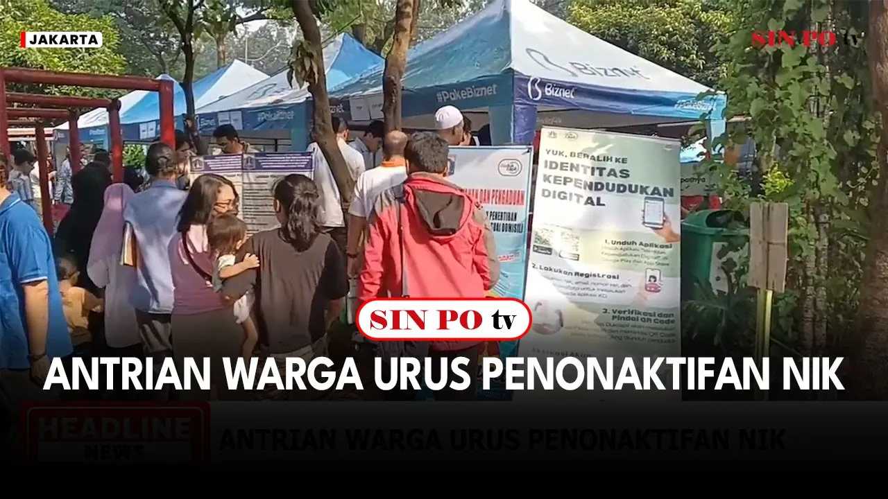 Sejumlah warga antri di Posko Dukcapil di Taman Interaksi BKT, Duren Sawit Jakarta Timur, Minggu pagi.