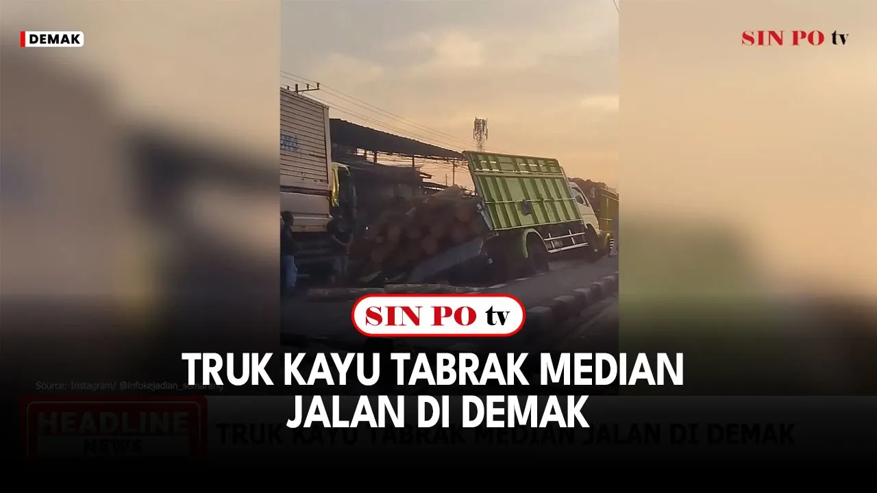 Truk Kayu Tabrak Median Jalan di Demak