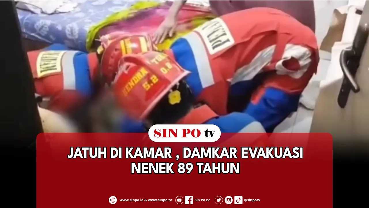 Jatuh Di Kamar , Damkar Evakuasi Nenek 89 Tahun